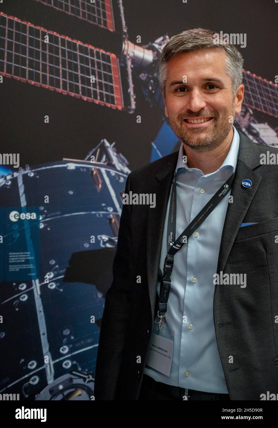 Oberthal, Germania. 31 ottobre 2021. Mathias link, direttore dell'agenzia spaziale lussemburghese LSA, si trova di fronte a un poster della stazione spaziale al partito di lancio per il lancio posticipato dell'ISS. Nel frattempo, a Lussemburgo si sono insediate 70 aziende e istituti di ricerca sul tema dei viaggi spaziali, afferma link. (To dpa-text: Luxembourg si concentra sull'uso delle risorse spaziali) credito: Harald Tittel/dpa/Alamy Live News Foto Stock