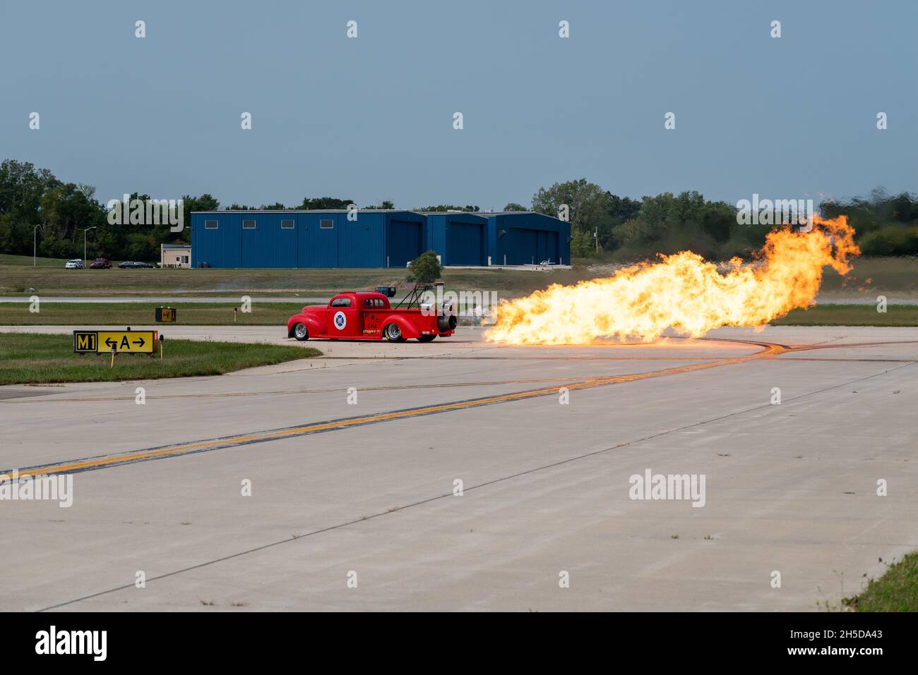 Vecchio rosso antincendio mobile esaurendo un incendio in un aeroporto Foto Stock