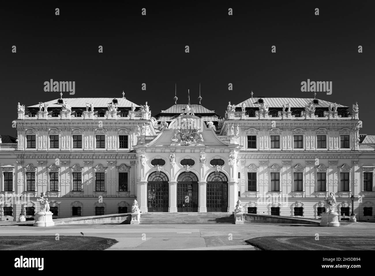 Palazzo del Belvedere superiore (Vienna, Austria) in una giornata di sole in estate, bianco e nero Foto Stock