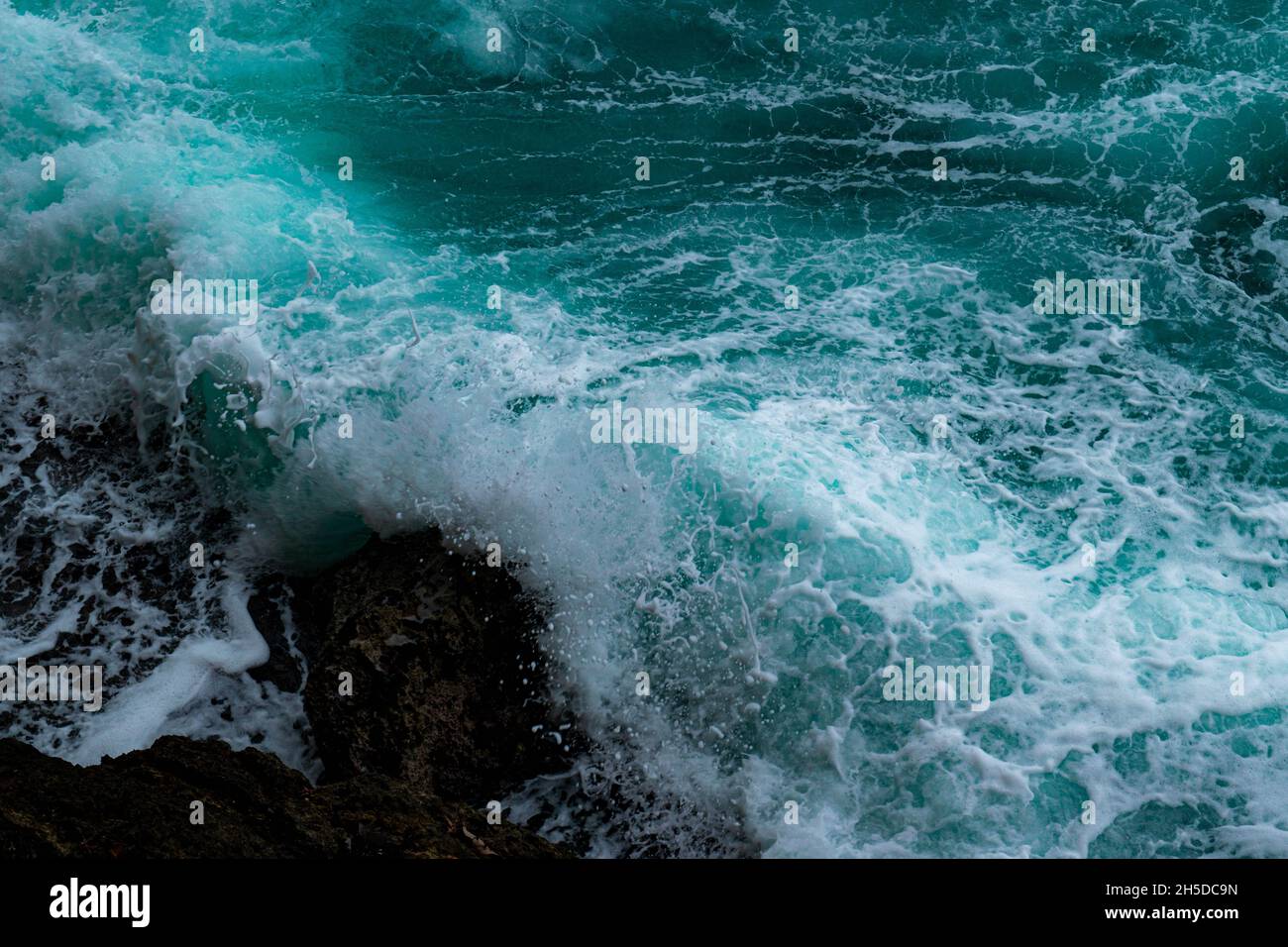 Una potente onda caraibica si schianta in una roccia vicino Puerto Viejo, Costa Rica. Foto Stock