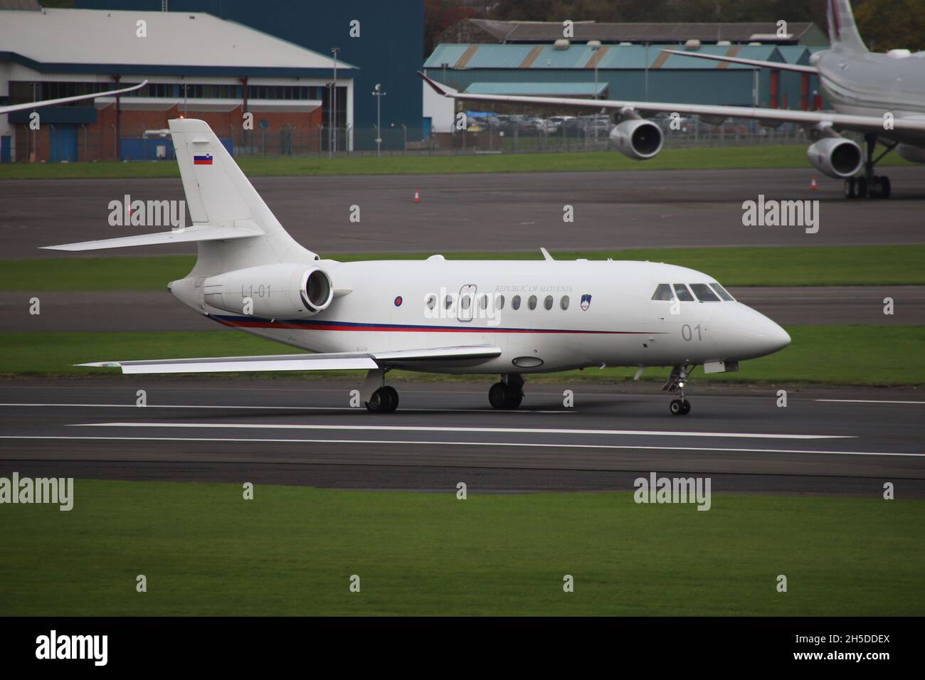 L1-01, una Dassault Falcon 2000EX gestita dall'Aeronautica militare Slovena in un ruolo di trasporto VIP, all'Aeroporto Internazionale di Prestwick in Ayrshire, Scozia. L'aereo era in Scozia per portare i delegati sloveni al vertice COP26 sui cambiamenti climatici nella vicina Glasgow. Foto Stock