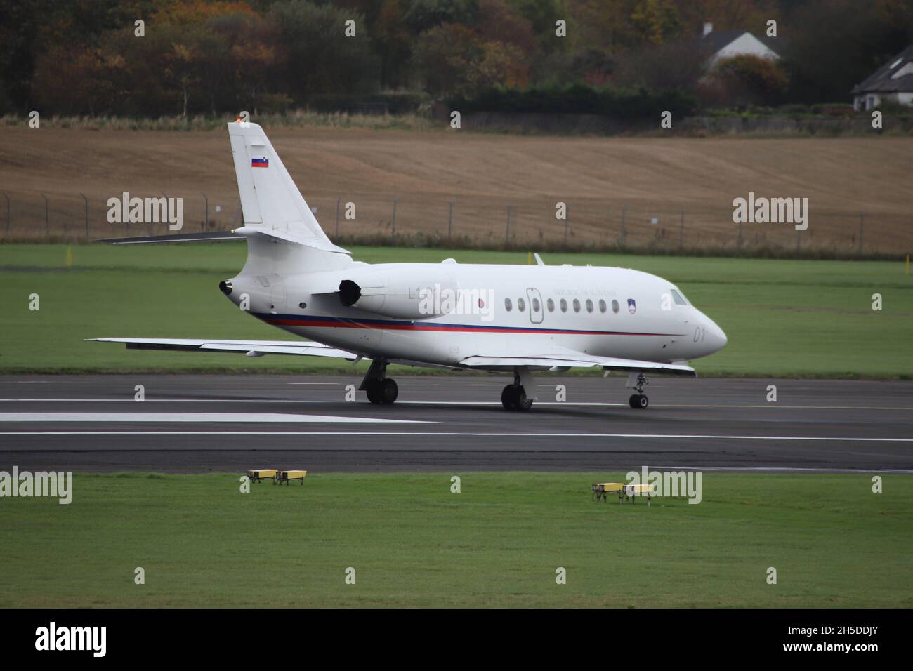 L1-01, una Dassault Falcon 2000EX gestita dall'Aeronautica militare Slovena in un ruolo di trasporto VIP, all'Aeroporto Internazionale di Prestwick in Ayrshire, Scozia. L'aereo era in Scozia per portare i delegati sloveni al vertice COP26 sui cambiamenti climatici nella vicina Glasgow. Foto Stock