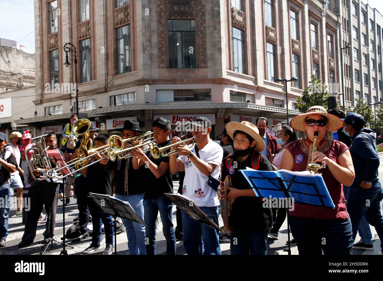 Non esclusiva: I turisti visitano il VII Festival delle culture indigene, popoli indigeni e quartieri di Città del Messico, nel centro dove un grande Foto Stock