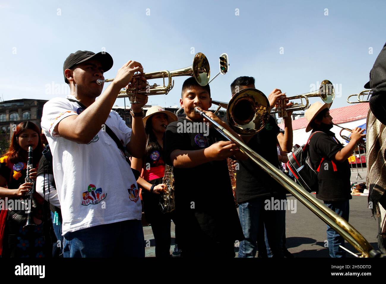 Non esclusiva: I turisti visitano il VII Festival delle culture indigene, popoli indigeni e quartieri di Città del Messico, nel centro dove un grande Foto Stock