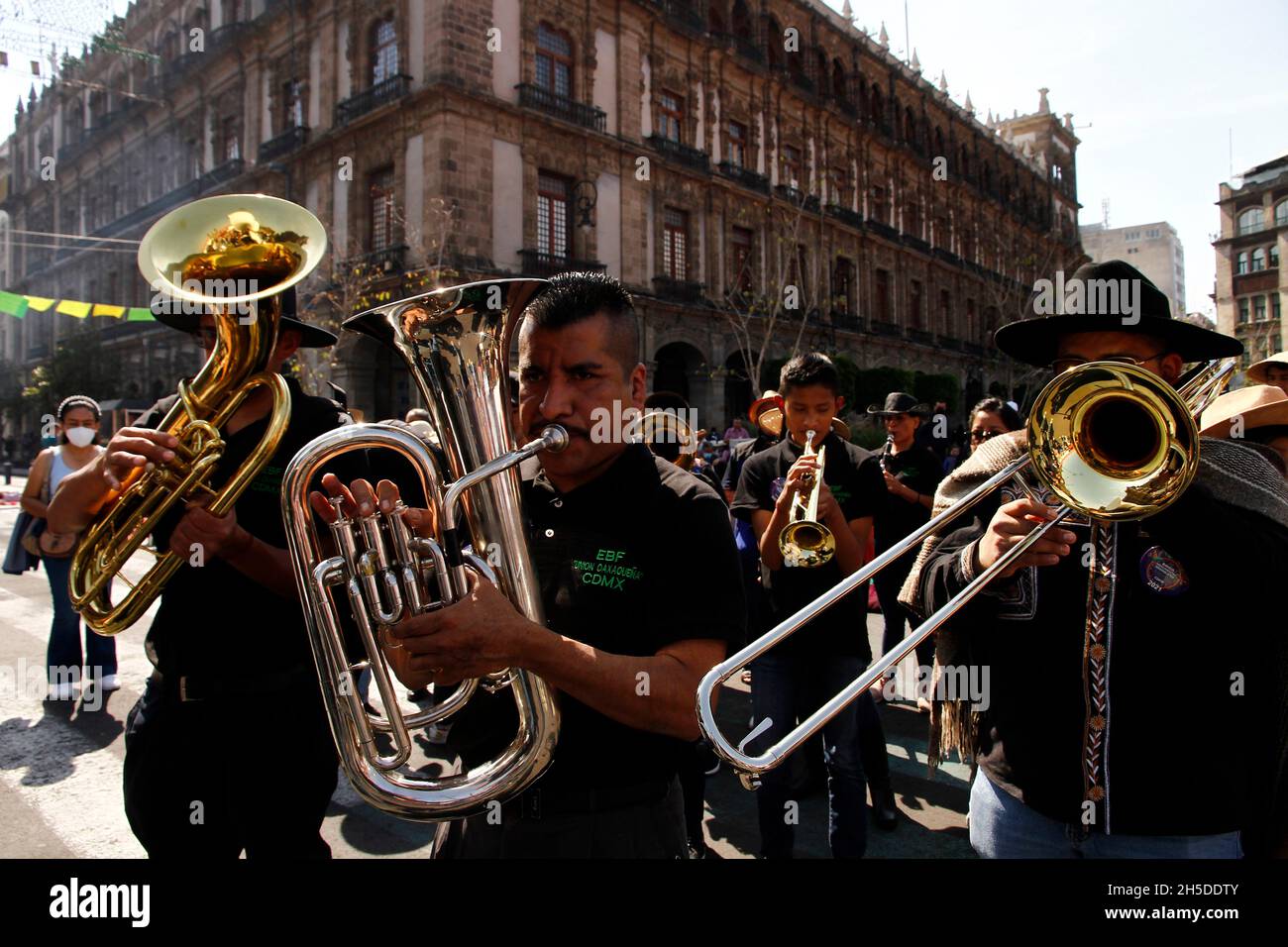 Non esclusiva: I turisti visitano il VII Festival delle culture indigene, popoli indigeni e quartieri di Città del Messico, nel centro dove un grande Foto Stock