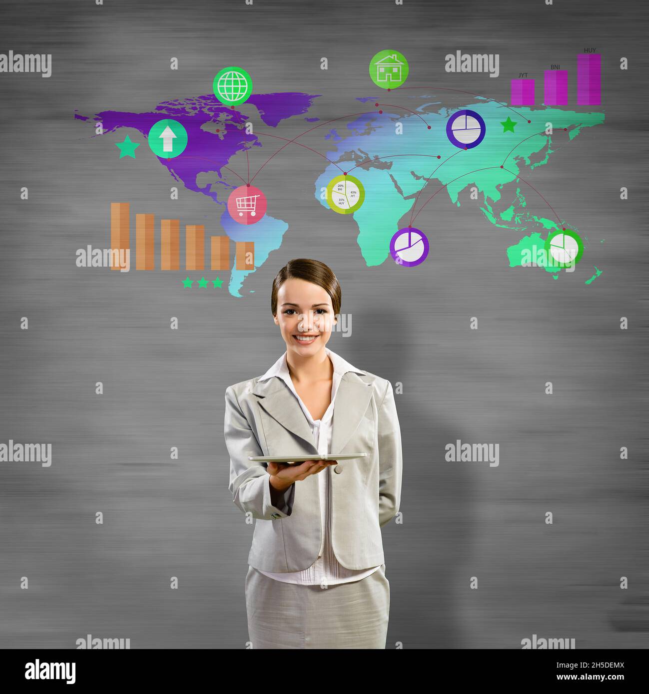 ritratto di una giovane donna con un tablet nel palmo della mano Foto Stock