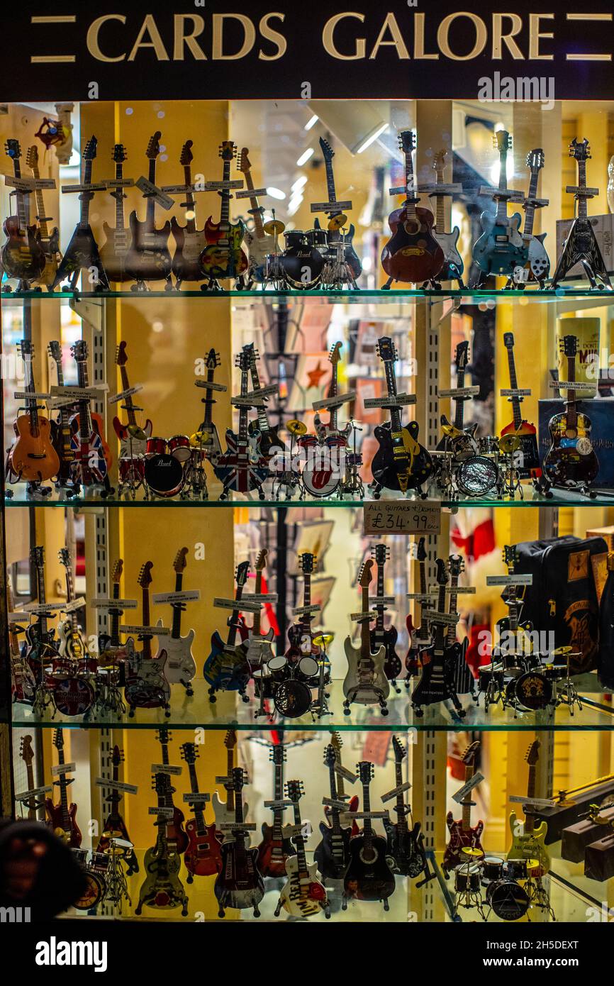 ZADAR, CROAZIA - 13 ottobre 2021: Molte chitarre sul display in un negozio di souvenir Foto Stock
