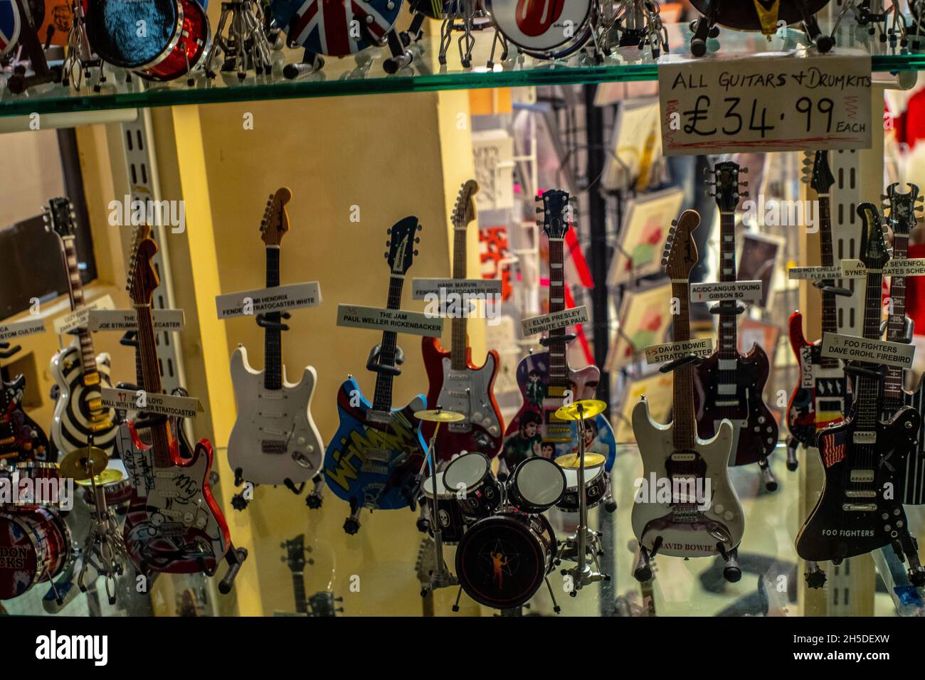 ZADAR, CROAZIA - 07 ottobre 2021: Molte chitarre sul display in un negozio di souvenir Foto Stock