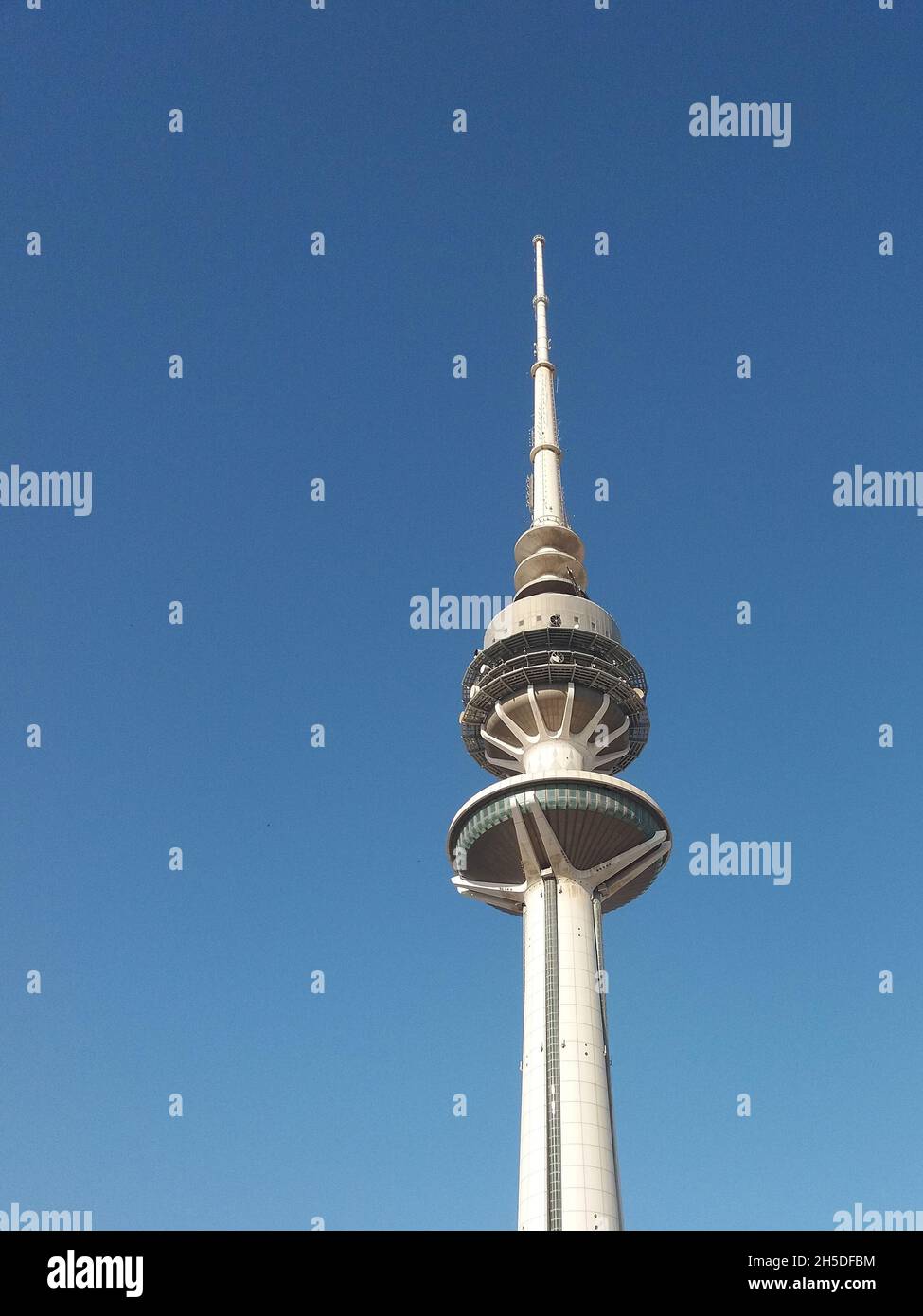 Vista ad angolo inferiore della Kuwait Liberation Tower. Foto Stock