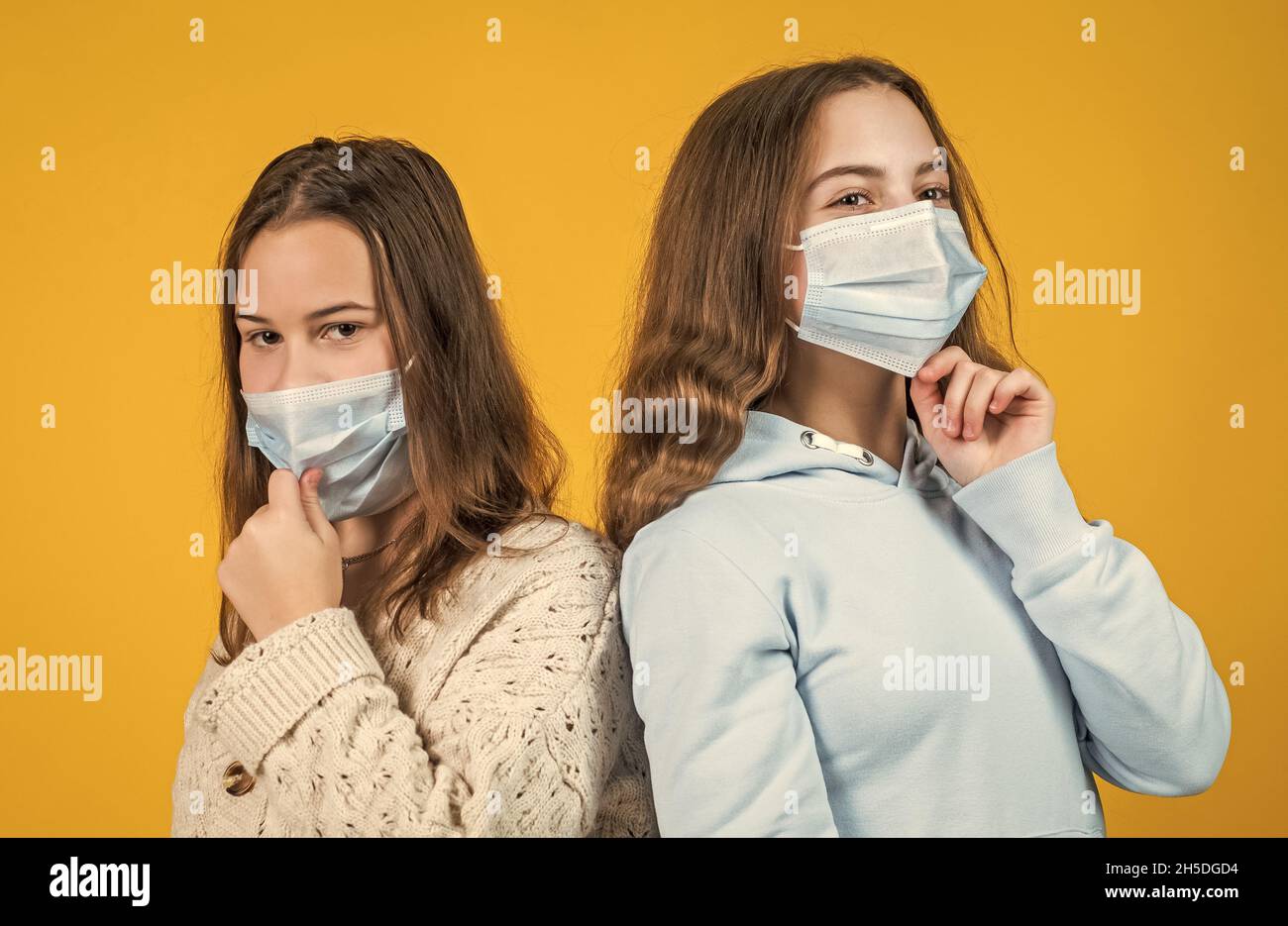 le ragazze teen indossano maschera respiratore mentre coronavirus pandemic quarantena, evitare il contatto Foto Stock