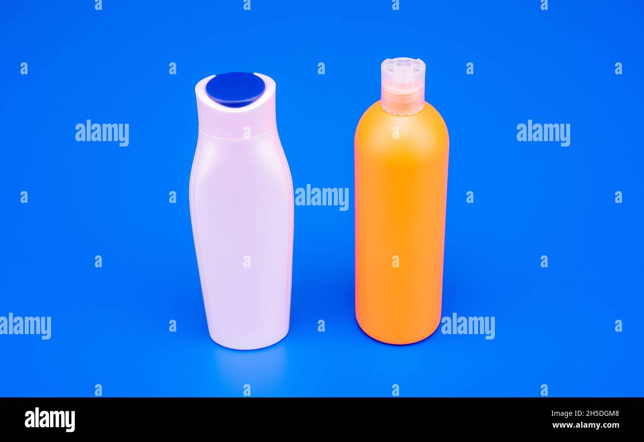 Sfondo blu HDPE. Shampoo e balsamo ricaricabili. Bottiglie in plastica per  imballaggio cosmetico Foto stock - Alamy
