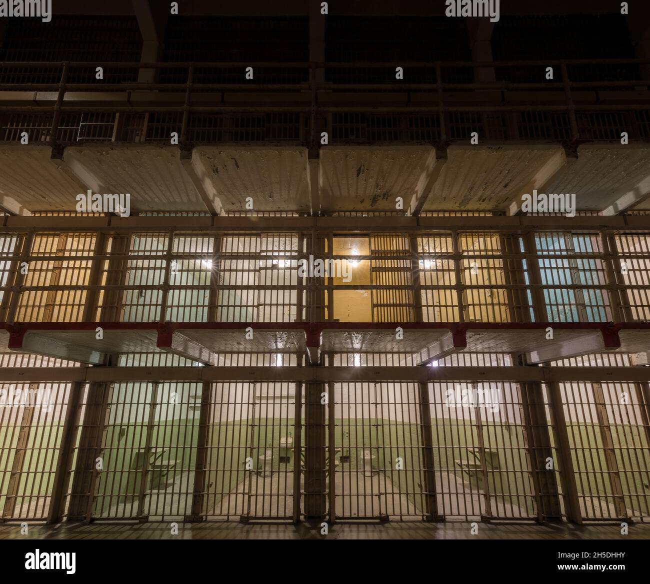 Cellhouse 'B' Block - Michigan Avenue presso la prigione di Alcatraz sull'isola di Alcatraz. Foto Stock