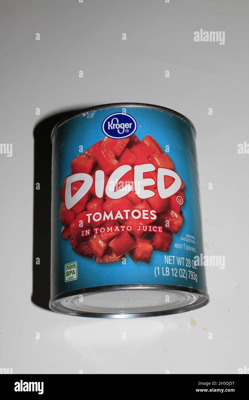 I pomodori a dadini Kroger hanno girato primo piano in una lattina di metallo che è luminosa e colorata in Kansas Foto Stock