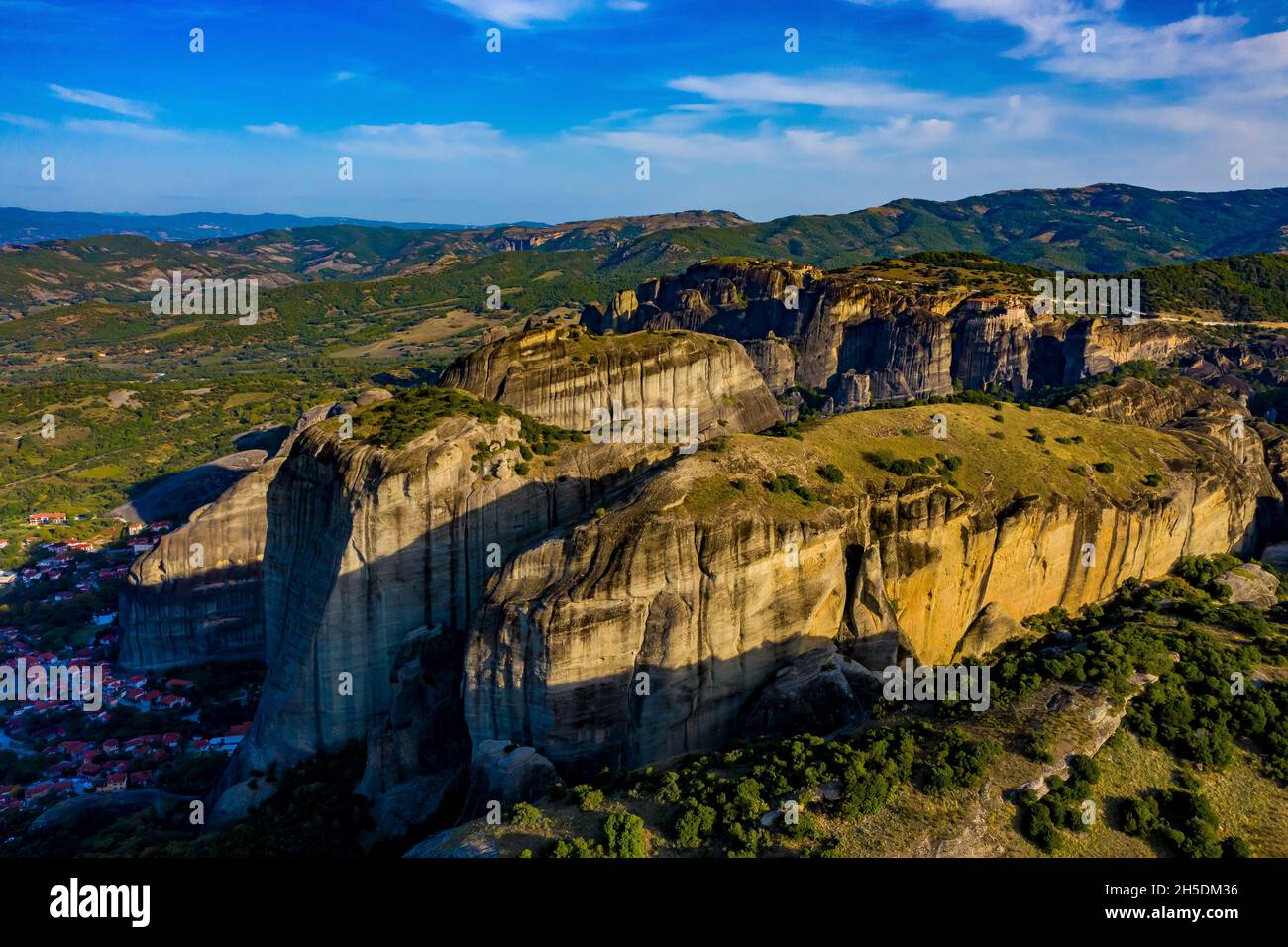 Meteora Klöster aus der Luft | Luftbilder von den Meteora Klöstern in Griechenland | Meteora monasteri in Grecia dall'alto Foto Stock