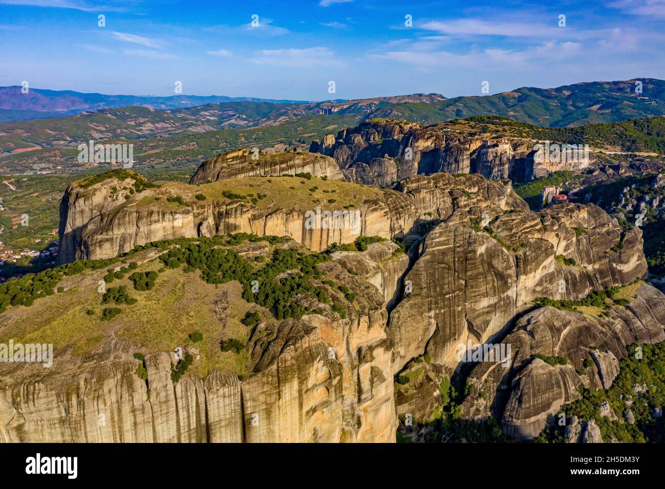Meteora Klöster aus der Luft | Luftbilder von den Meteora Klöstern in Griechenland | Meteora monasteri in Grecia dall'alto Foto Stock