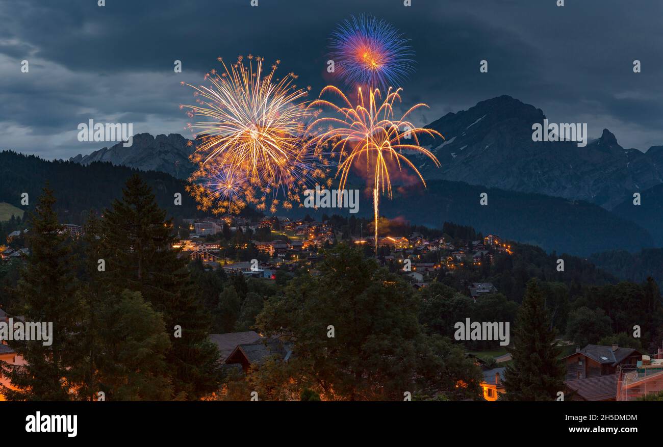 Fuochi d'artificio *** Capzione locale *** Villars-sur-Ollon, Svizzera, città, villaggio, estate, montagne, colline, notte, sera, Foto Stock