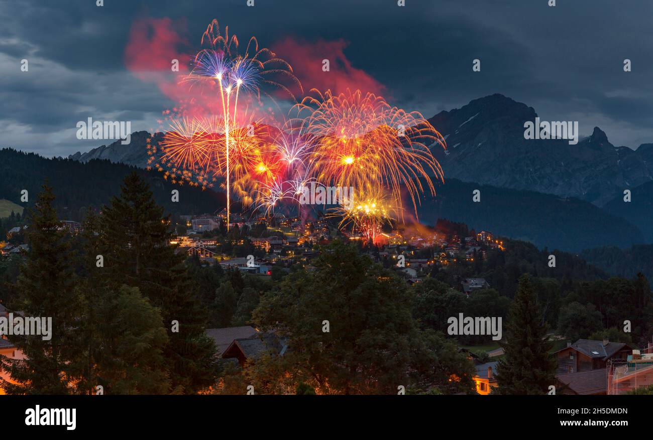 Fuochi d'artificio *** Capzione locale *** Villars-sur-Ollon, Svizzera, città, villaggio, estate, montagne, colline, notte, sera, Foto Stock