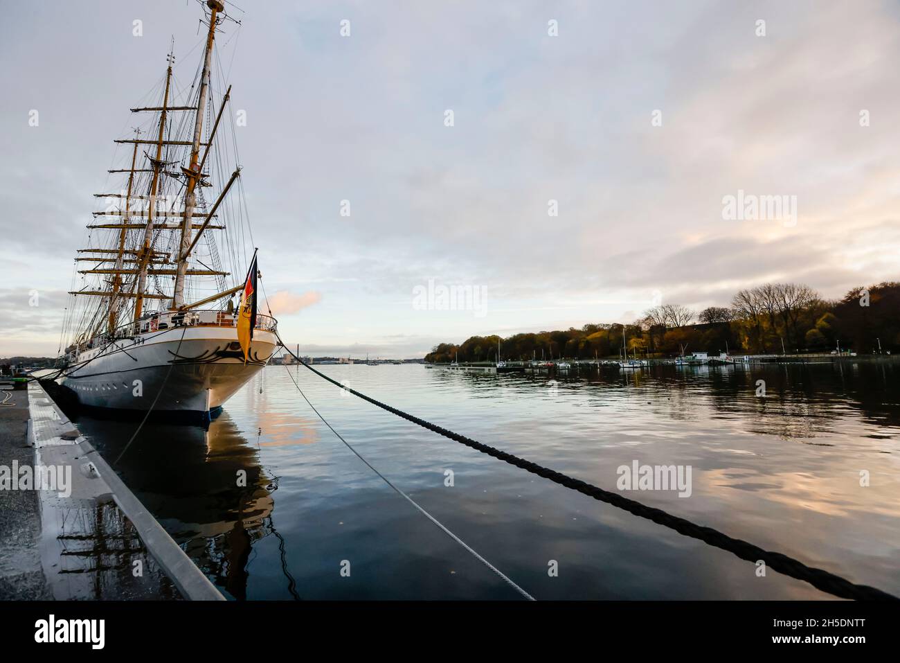 Kiel, Germania. 8 novembre 2021. Il 'Gorch Fock' si trova al suo posto. Ai margini di un evento stampa, si è reso noto che il primo viaggio di addestramento della nave ricostruita sarà rinviato con breve preavviso. Un portavoce della marina ha detto che la ragione era germi nel sistema di acqua potabile. Credit: Frank Molter/dpa/Alamy Live News Foto Stock