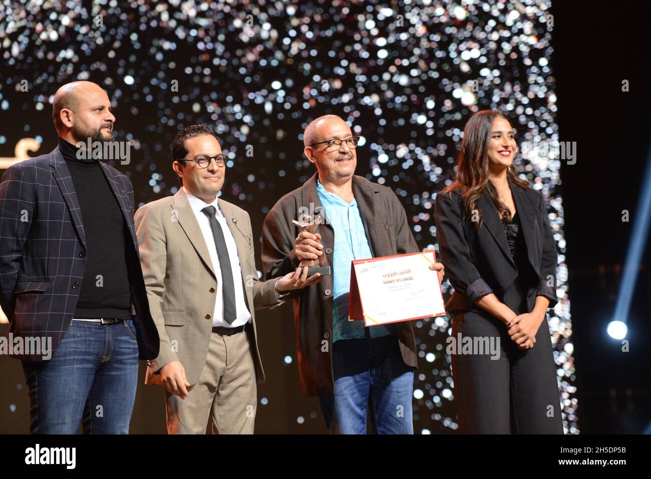 6 novembre 2021: Tunisi, Tunisia. 6 novembre 2021. La cerimonia di chiusura della 32ma edizione del Carthage Film Festival a Tunisi, capitale della Tunisia. Quest'anno il prestigioso Carthage Film Festival in Tunisia, destinato a celebrare le nuove tendenze cinematografiche in Africa e nel mondo arabo, ha presentato 57 diversi film provenienti da 45 paesi arabi e africani (Credit Image: © Hasan Mrad/IMAGESLIVE via ZUMA Press Wire) Foto Stock