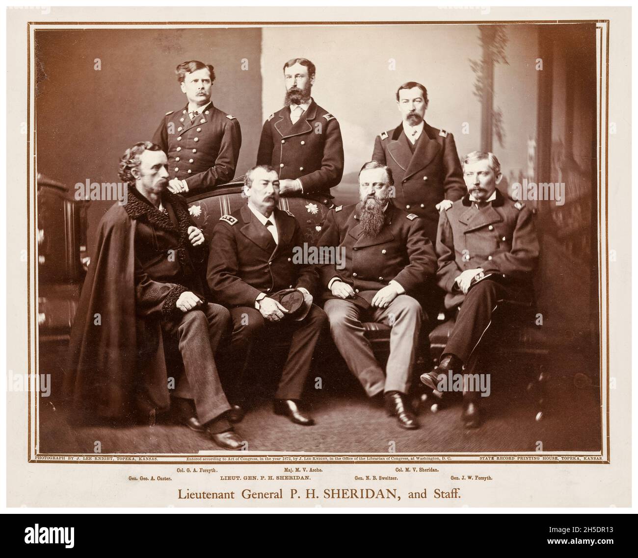 Il tenente generale Philip Henry Sheridan e i suoi collaboratori: George Armstrong Custer, George A Forsyth, Morris Joseph Asch, Nelson B Sweitzer, Michael Vincent Sheridan, E James Forsyth, ritratto militare di gruppo di foto del capitano Jonathan Lee Knight, 1872 Foto Stock