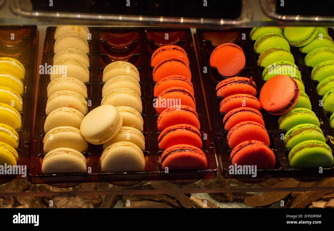 Torte di maccheroni francesi di diversi colori Foto Stock