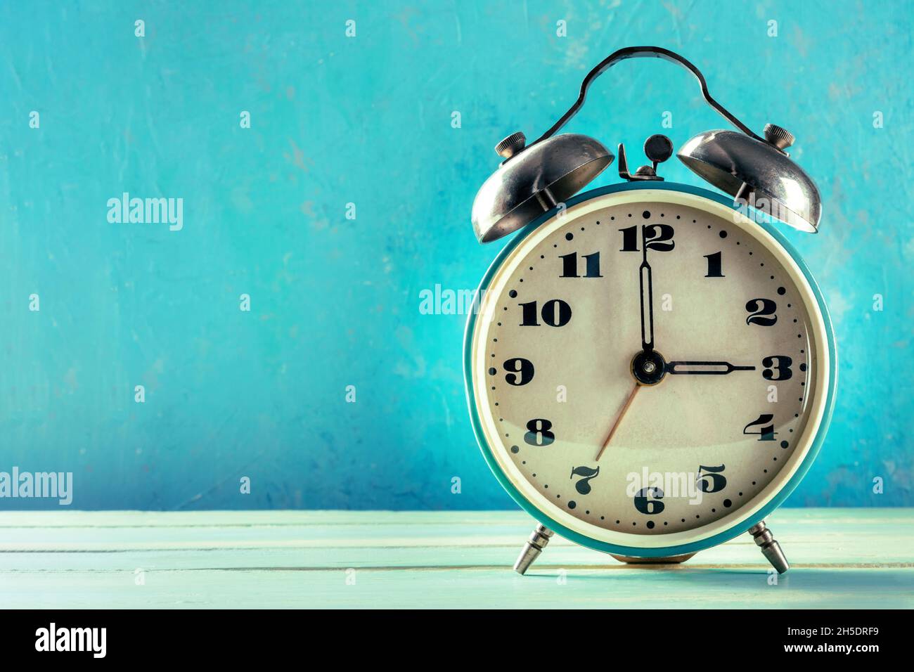Una sveglia vintage su sfondo blu vibrante, il concetto di tempo, con un  posto per il testo Foto stock - Alamy