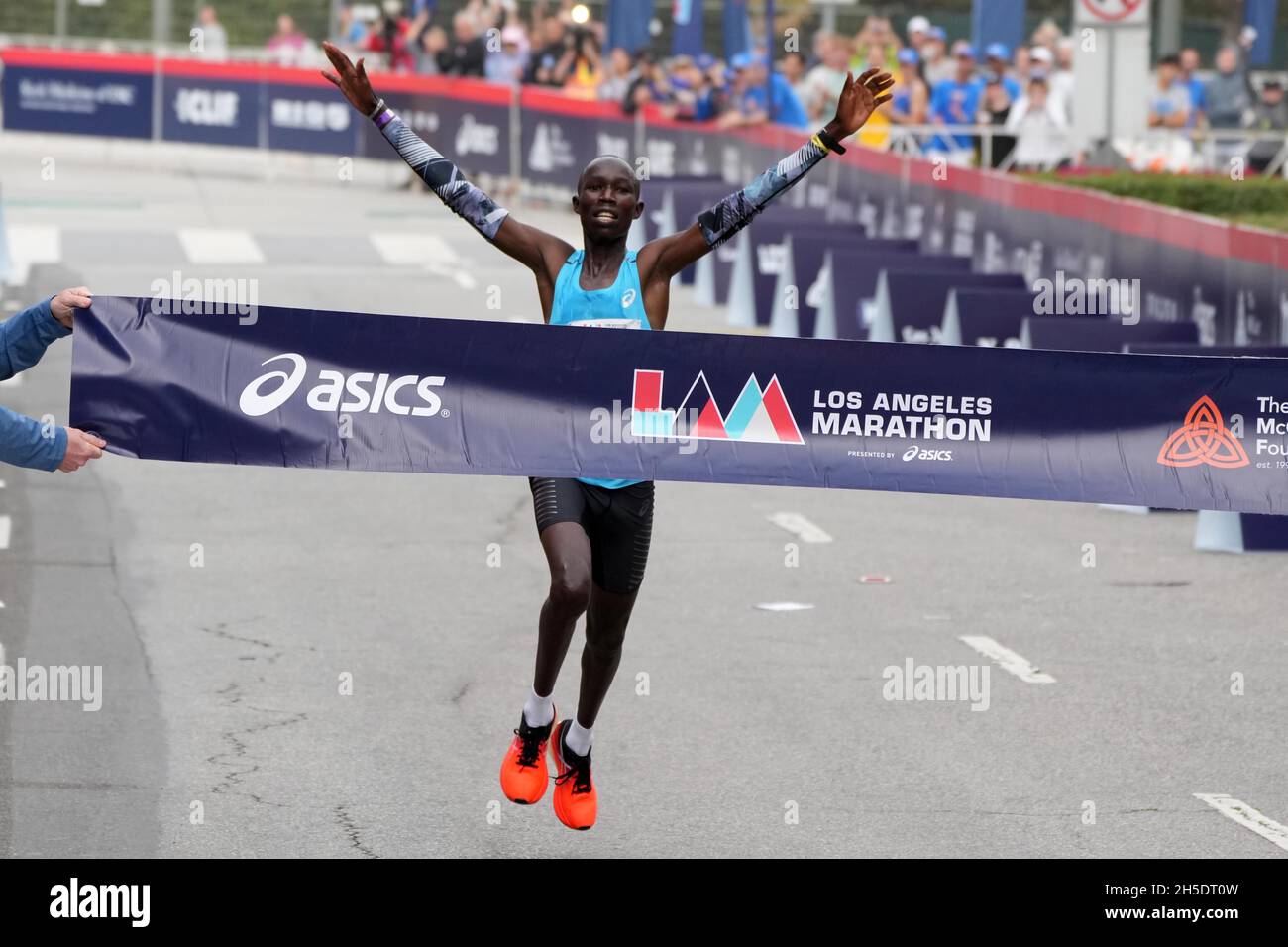 John Korir (KEN) festeggia dopo aver vinto la 36a Maratona di Los Angeles in 2:12:48, domenica 7 novembre 2021, nella zona di Century City di Los Angeles. Foto Stock