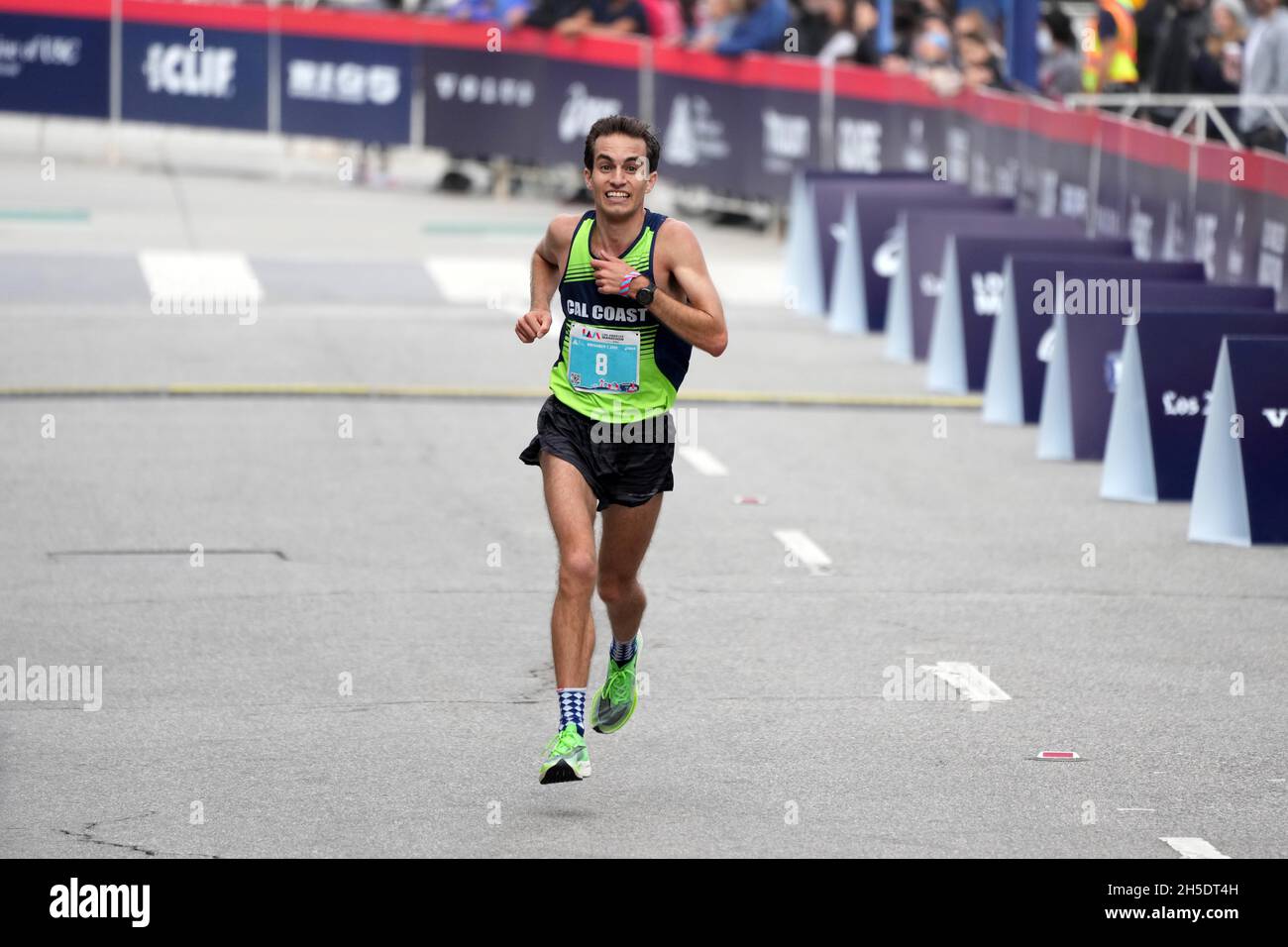 Bijan Mazaheri di Glendale, Calif, piazza quarto in 2:21:43 nella 36a Maratona di Los Angeles, Domenica, 7 novembre 2021, nella Century City area di Los an Foto Stock