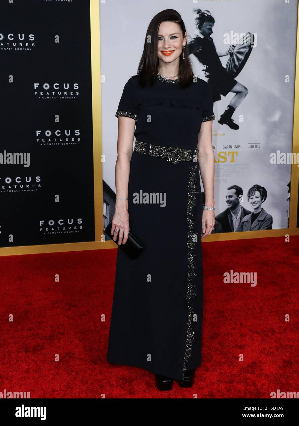 LOS ANGELES, CALIFORNIA, Stati Uniti d'America - 08 NOVEMBRE: L'attrice Caitriona Balfe che indossa un abito Prada arriva al Los Angeles Premiere of Focus 'Belfast' tenuto presso l'Academy Museum of Motion Pictures l'8 novembre 2021 a Los Angeles, California, Stati Uniti. (Foto di Xavier Collin/Image Press Agency/Sipa USA) Foto Stock