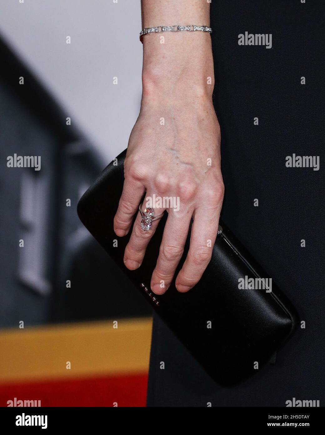 LOS ANGELES, CALIFORNIA, Stati Uniti d'America - 08 NOVEMBRE: L'attrice Caitriona Balfe che indossa un abito Prada arriva al Los Angeles Premiere of Focus 'Belfast' tenuto presso l'Academy Museum of Motion Pictures l'8 novembre 2021 a Los Angeles, California, Stati Uniti. (Foto di Xavier Collin/Image Press Agency/Sipa USA) Foto Stock