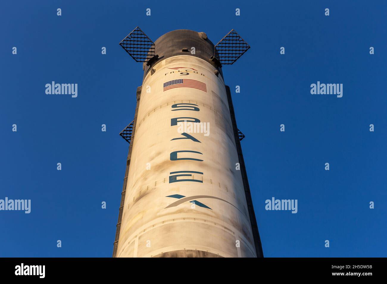 Dubai, Emirati Arabi Uniti, 27.10.2021. Falcon 9 Space X, veicolo di lancio a sollevamento medio riutilizzabile da due stadi ad orbita esposto all'Expo 2020 di Dubai. Foto Stock