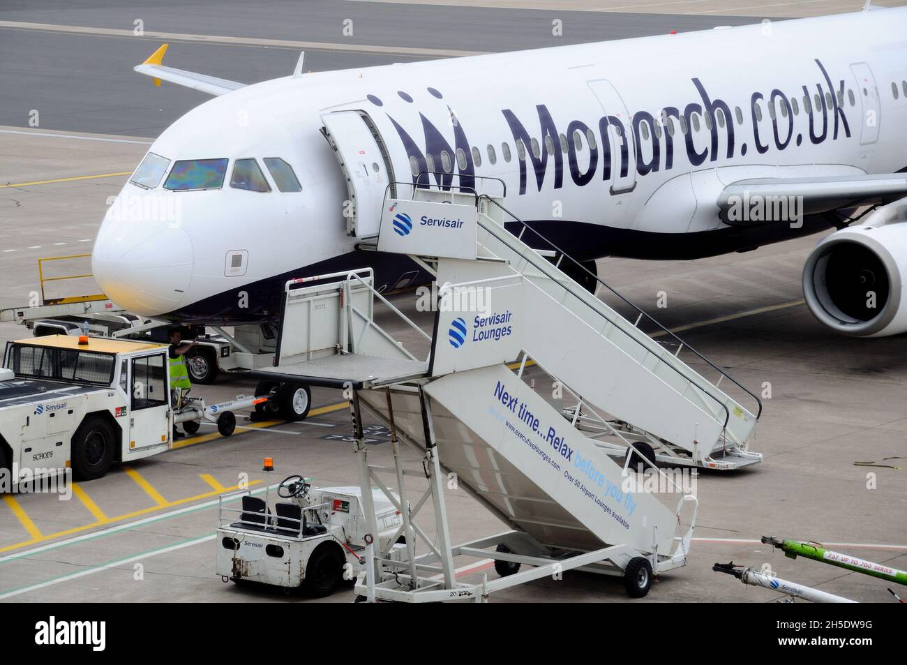 Scale aeree di fronte al Monarch Aircraft presso l'aeroporto di Birmingham, Birmingham, Regno Unito. Foto Stock