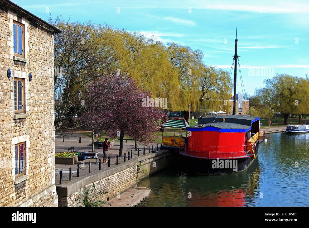 Barche ormeggiate lungo il fiume Nene, Peterborough, Cambridgeshire, Inghilterra, Regno Unito, Europa. Foto Stock