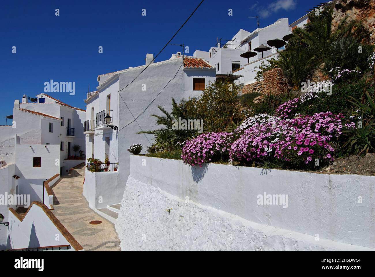 Strada tipica in un villaggio imbiancate, Frigiliana, provincia di Malaga, Andalusia, Spagna, Europa occidentale. Foto Stock