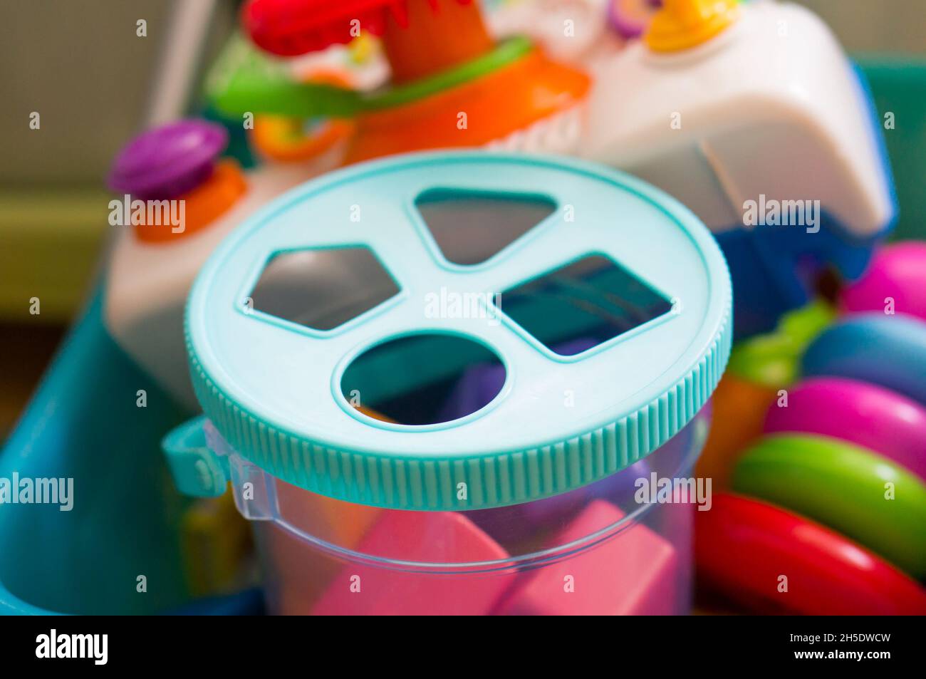 Primo piano di un colorato secchio dello smistatore Foto Stock