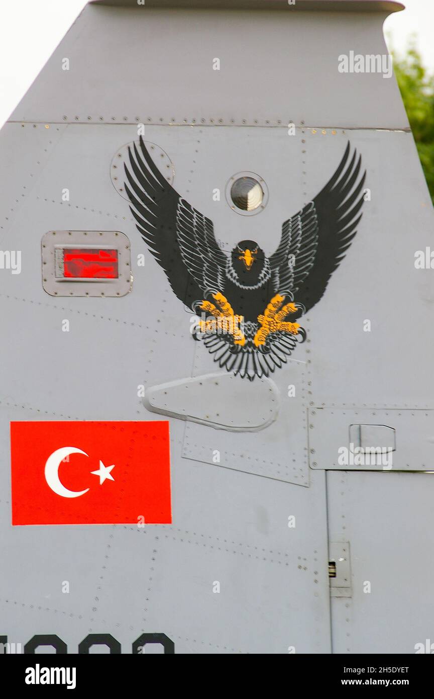 Turkish Air Force, Türk Hava Kuvvetleri Northrop NF-5B, la coda dei caccia al Royal International Air Tattoo, Fairford. Bandiera nazionale e motivo di aquila Foto Stock