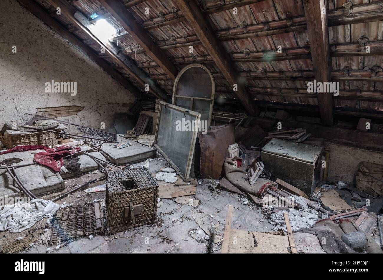 loft con spazzatura in vecchia casa Foto Stock