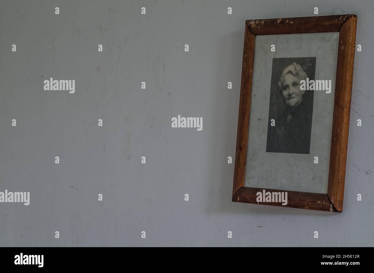 foto di vecchia donna a muro in casa abbandonata Foto Stock
