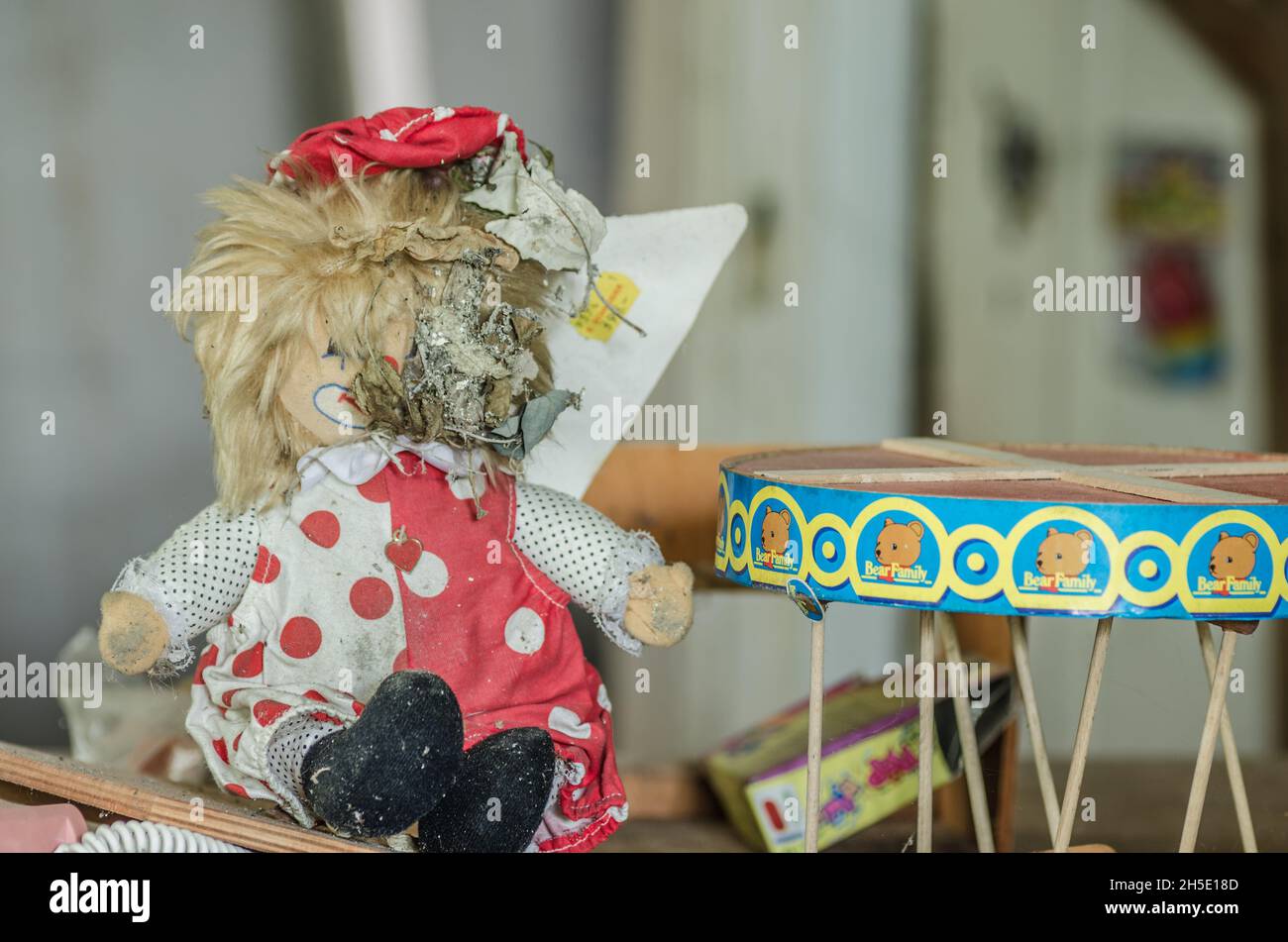 bambola in vecchia casa abbandonata Foto Stock