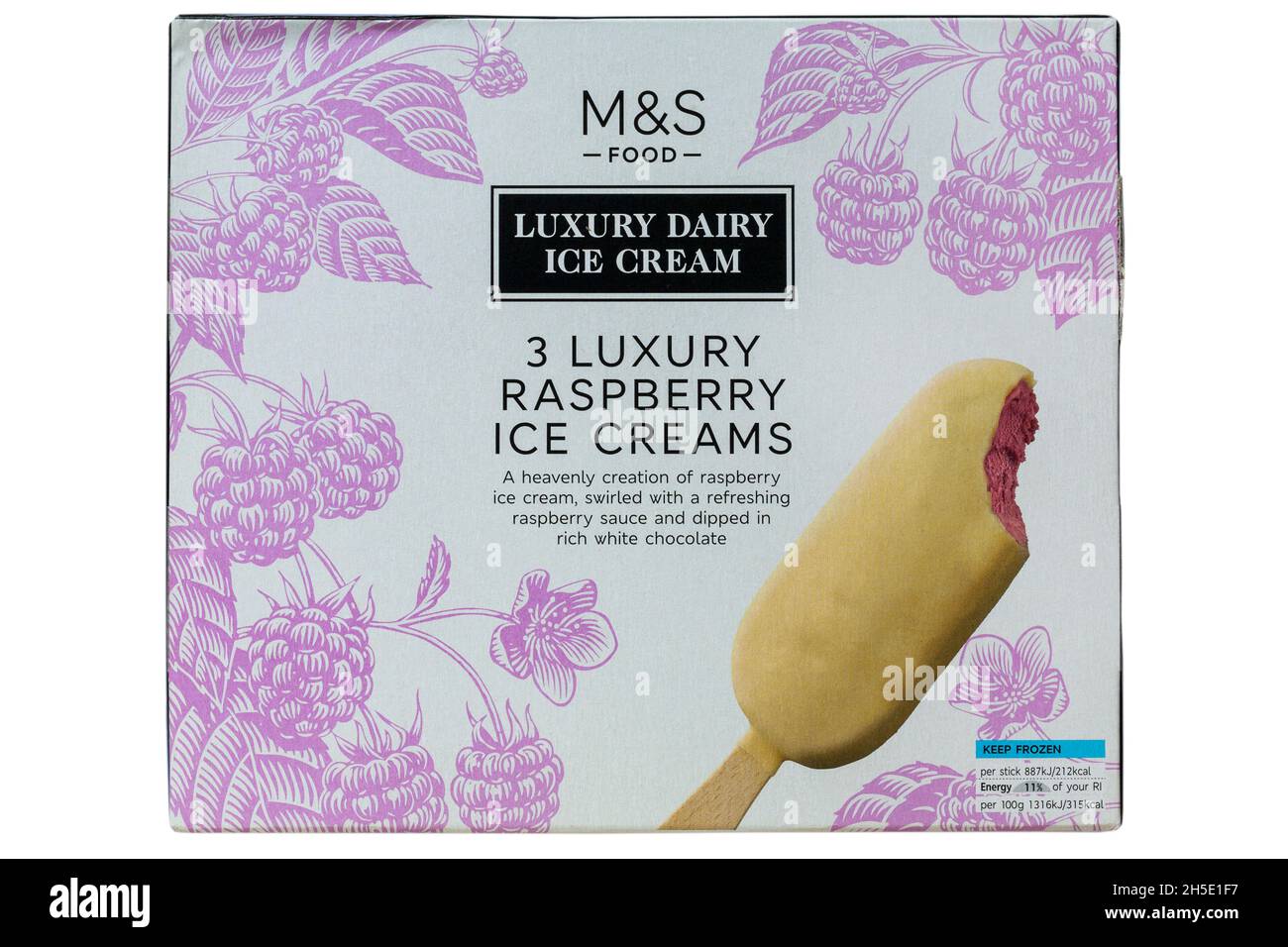 Scatola di gelato al lampone di lusso M&S ghiacciate isolate su sfondo bianco - gelato al latte di lusso Foto Stock