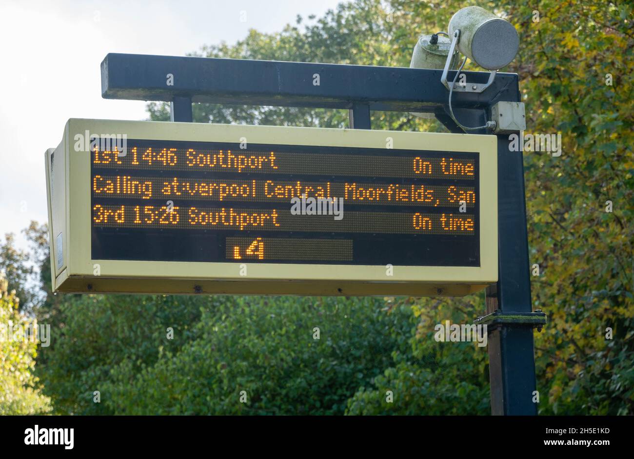 Visualizzazione elettronica degli orari per Merseyrail alla stazione di St. Michaels Foto Stock