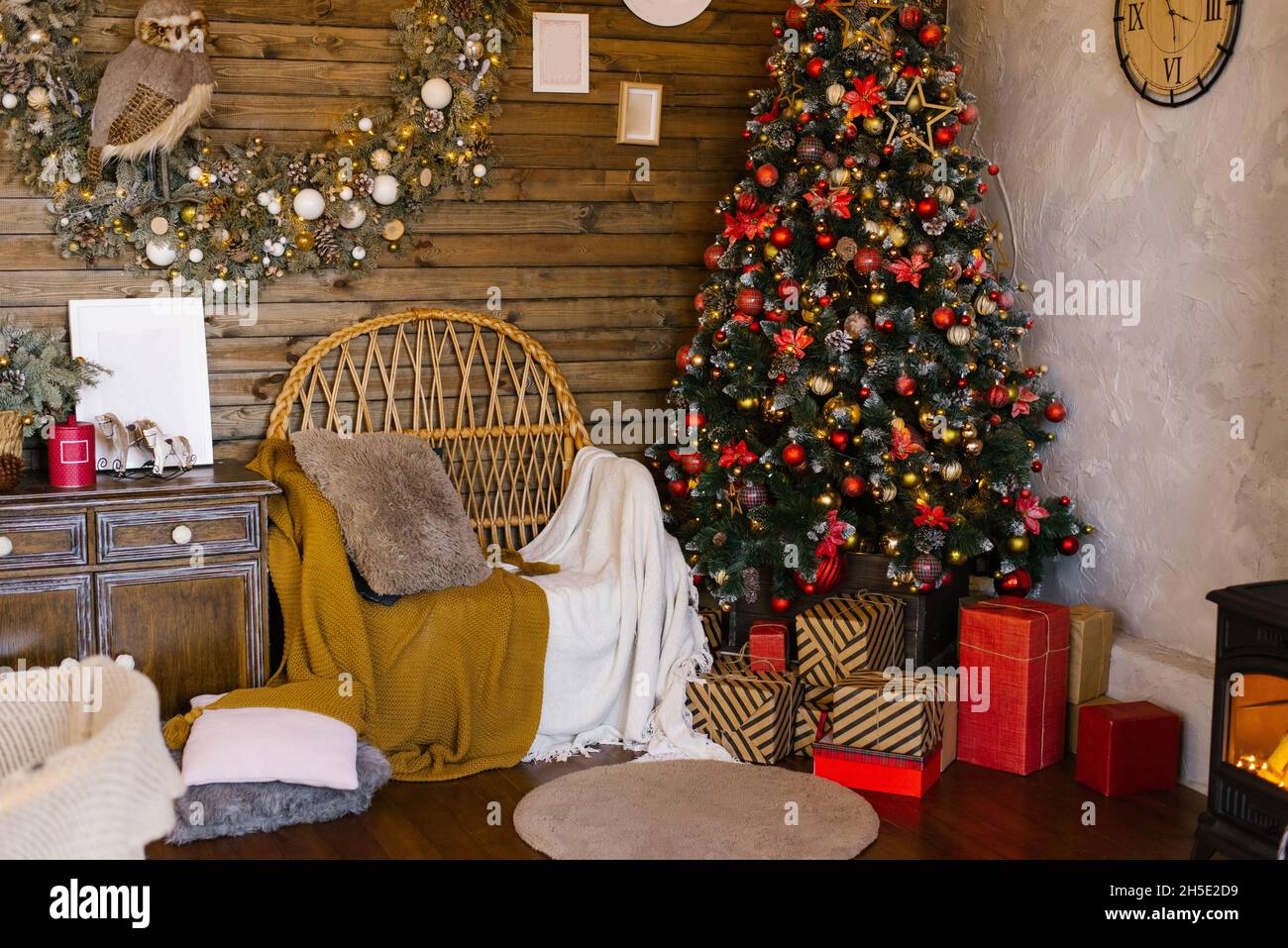 Decorazioni natalizie nel soggiorno di una casa in legno di campagna con un  albero di Natale tradizionale decorato con giocattoli rossi e dorati Foto  stock - Alamy