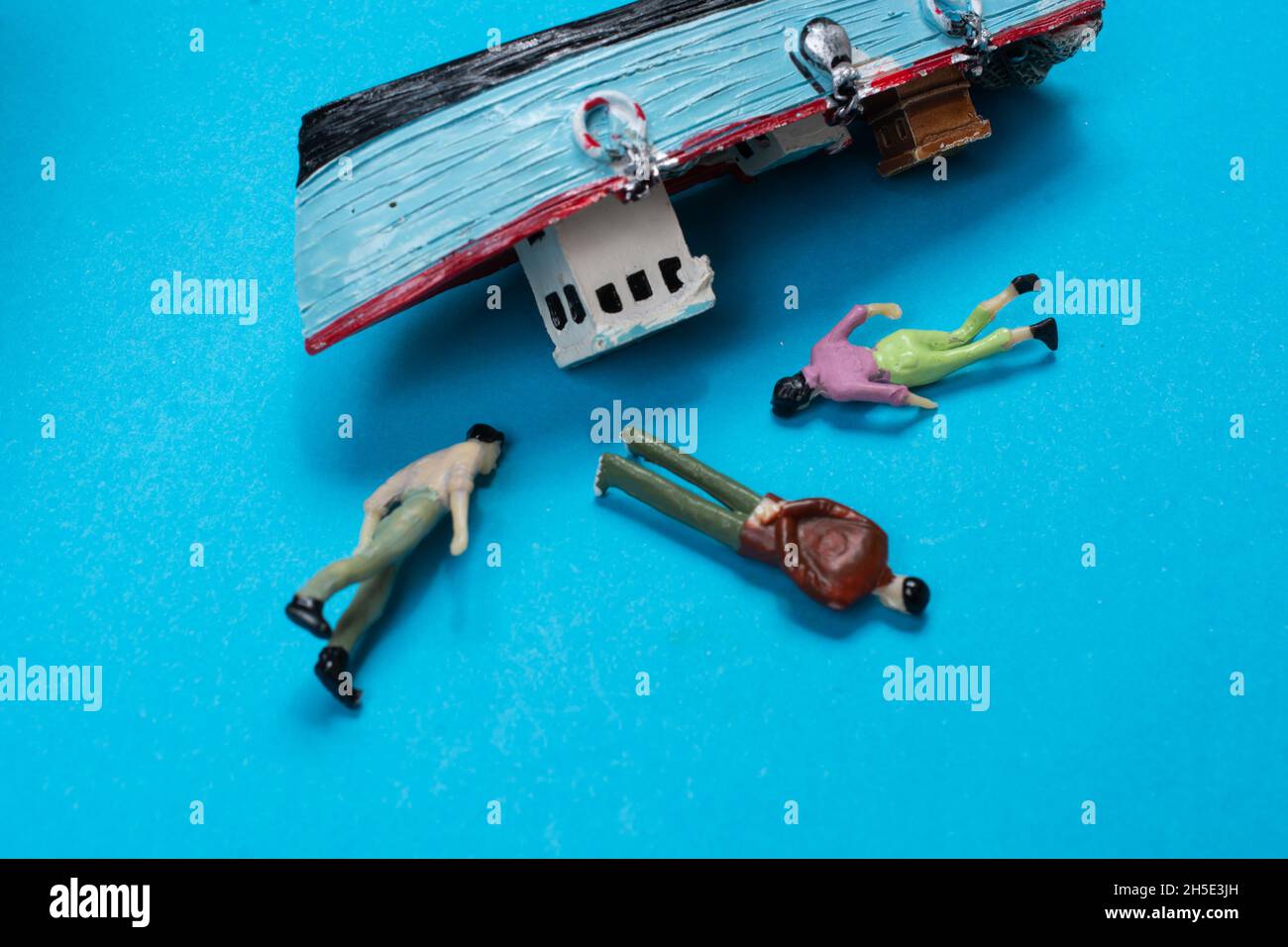 Modello di barca a vela vecchia posto su sfondo rosa. Scatto orizzontale Foto Stock