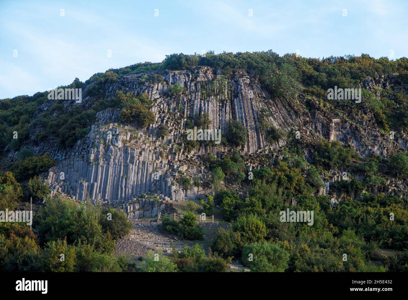 Paesaggio blu cielo con basalto colonne.Kula distretto di Manisa Foto Stock