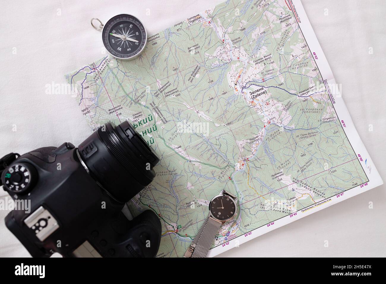 Fotocamera, bussola magnetica e orologio su una mappa del mondo. Avventura,  scoperta, navigazione, comunicazione, logistica, geografia, trasporto e  viaggi Foto stock - Alamy