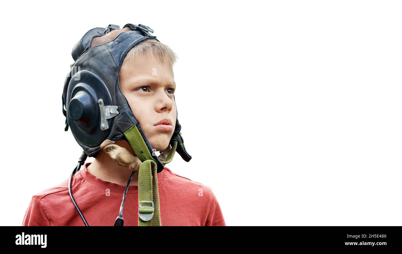 Ragazzo frustrato che indossa il casco pilota in pelle vintage guarda su sfondo bianco da vicino Foto Stock