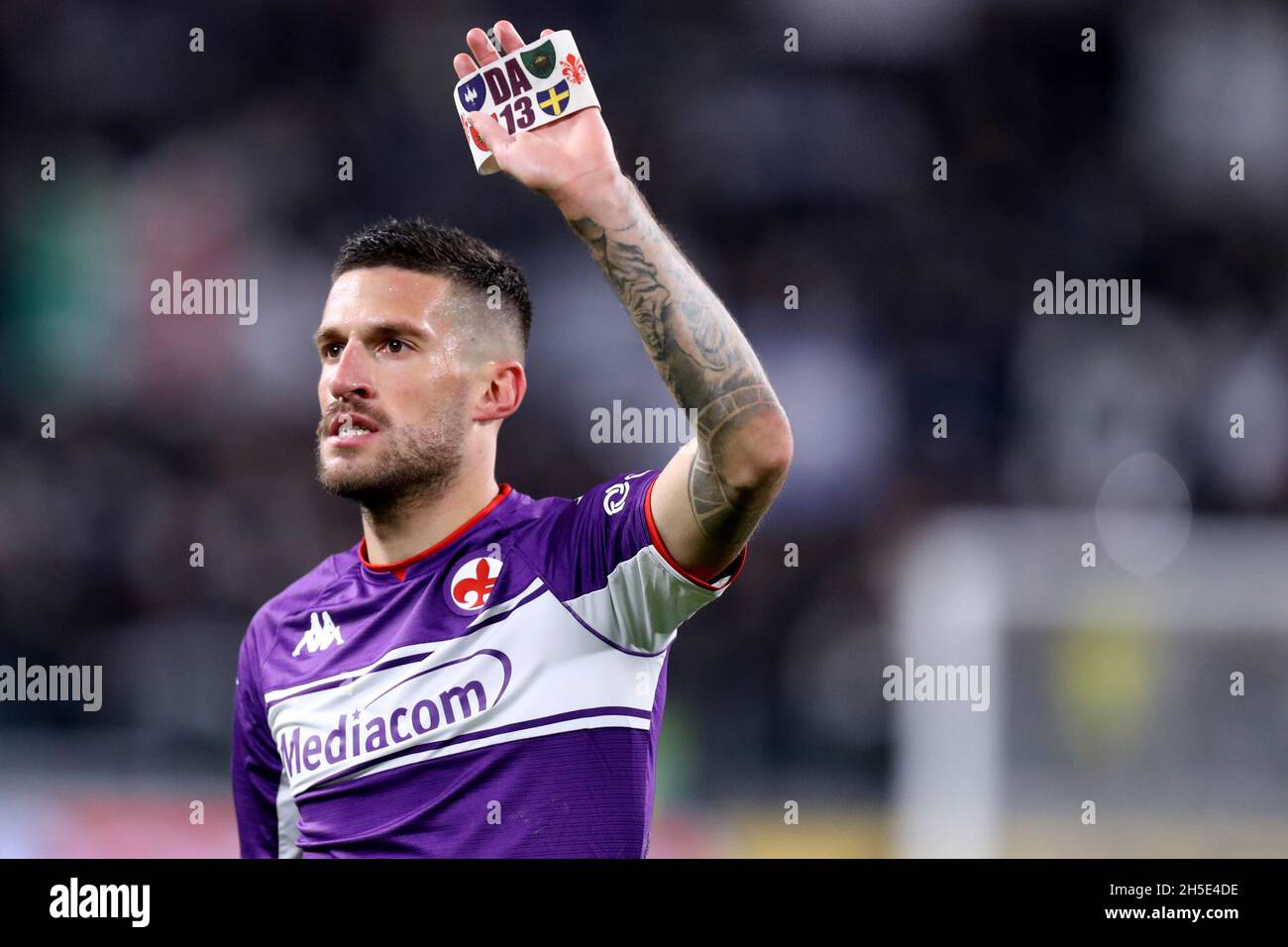 Cristiano Biraghi dell'ACF Fiorentina mostra la fascia da braccio del  capitano in memoria di Daniele Astori al termine della serie Una partita  tra Juventus FC e ACF Fiorentina Foto stock - Alamy