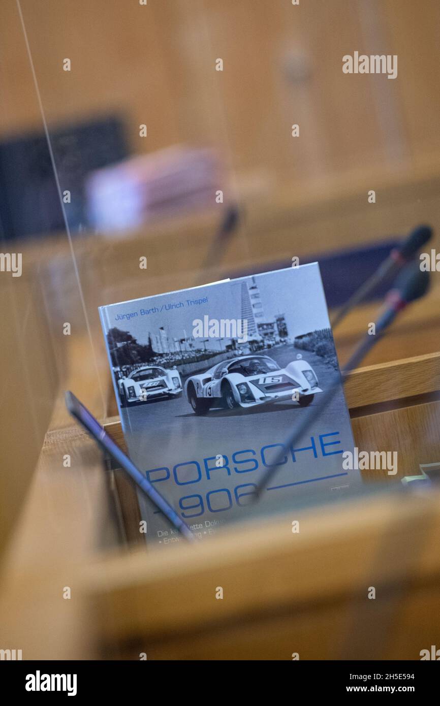 Aquisgrana, Germania. 9 novembre 2021. Un libro sulla Porsche 906 si appoggia dietro il molo di Aachen Regional Court. Tre uomini sono stati accusati nel tribunale regionale di ricreare auto da corsa storiche e di presentare documenti contraffatti all'ufficio del traffico stradale. Credit: Marius Becker/dpa/Alamy Live News Foto Stock