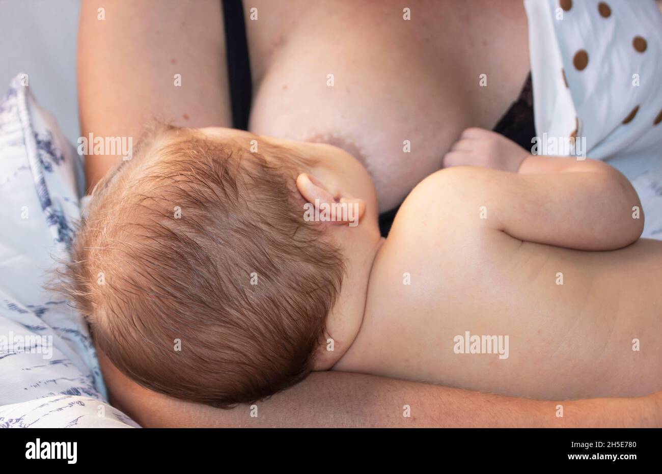 Donna allattamento al seno nuovo neonato. Foto Stock