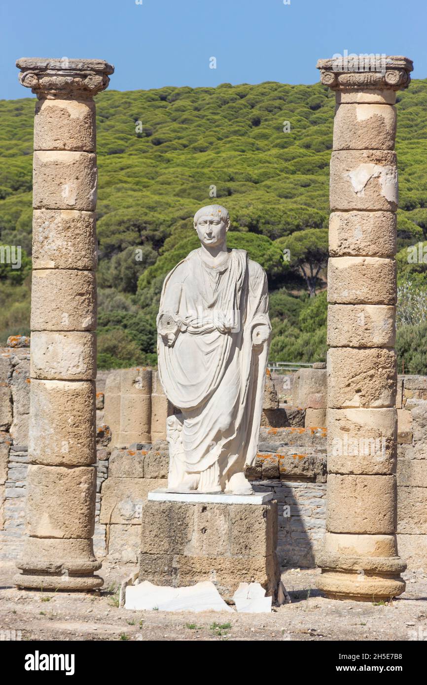 Statua dell'imperatore Traiano nella Basilica accanto al Foro presso le rovine della città romana di Baelo Claudia, Tarifa, Bolonia, Andalusia, Sp meridionale Foto Stock